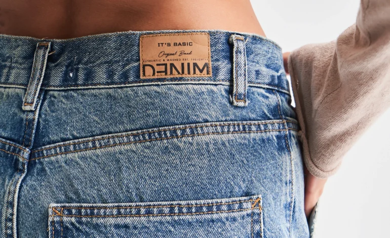 Barrel Jean Kombin Rehberi: Bu İddialı Trend Nasıl Giyilir?